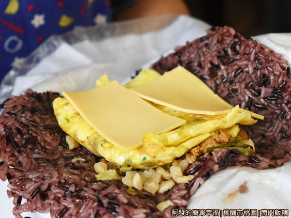 南門飯糰08-起司紫米飯糰.JPG