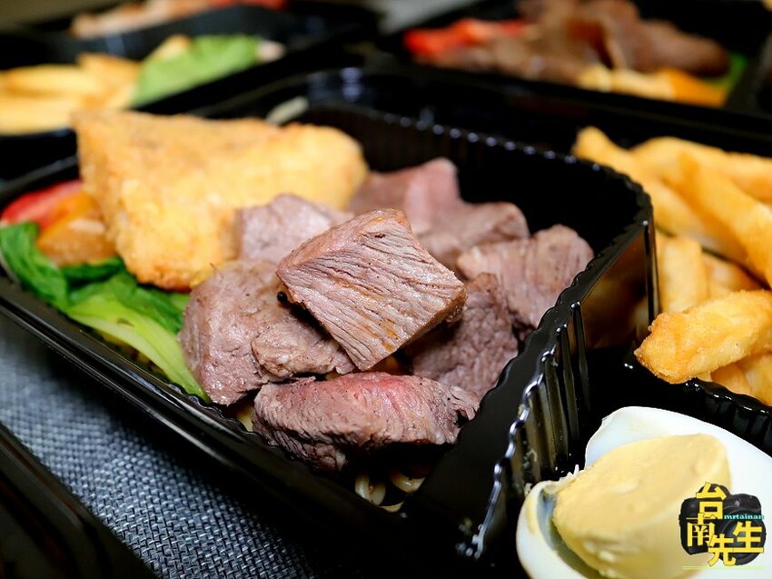 台南牛排餐盒/雙主餐餐盒新上市/套餐組合同價位買三送一/餐盒均附沙拉+濃湯+葡吉羅宋麵包/每日限量新鮮供應/百貨公司一樓門口自取免上樓