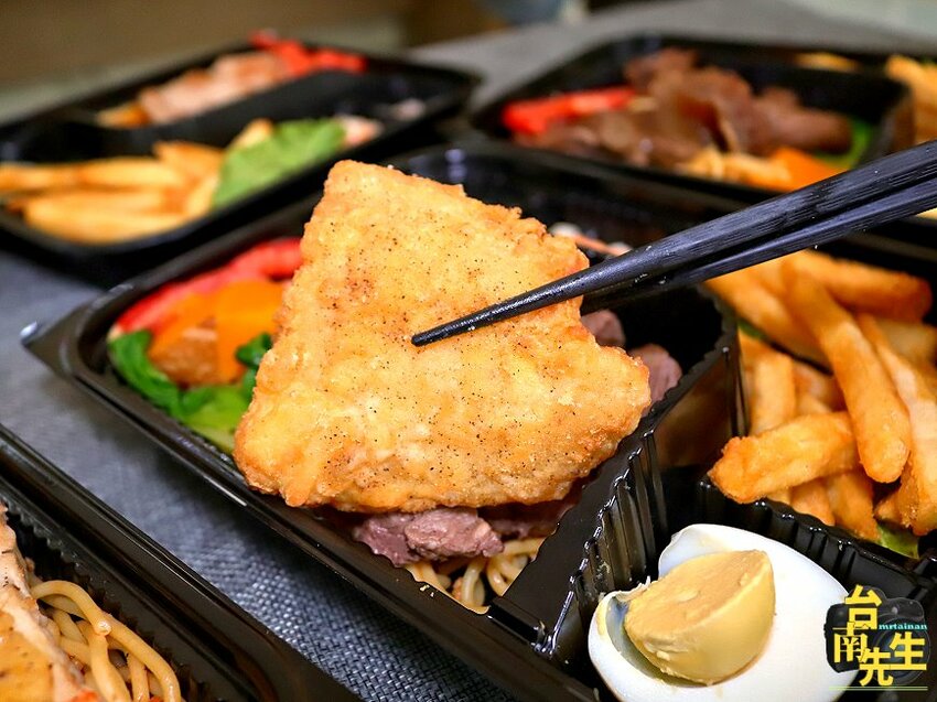 台南牛排餐盒/雙主餐餐盒新上市/套餐組合同價位買三送一/餐盒均附沙拉+濃湯+葡吉羅宋麵包/每日限量新鮮供應/百貨公司一樓門口自取免上樓