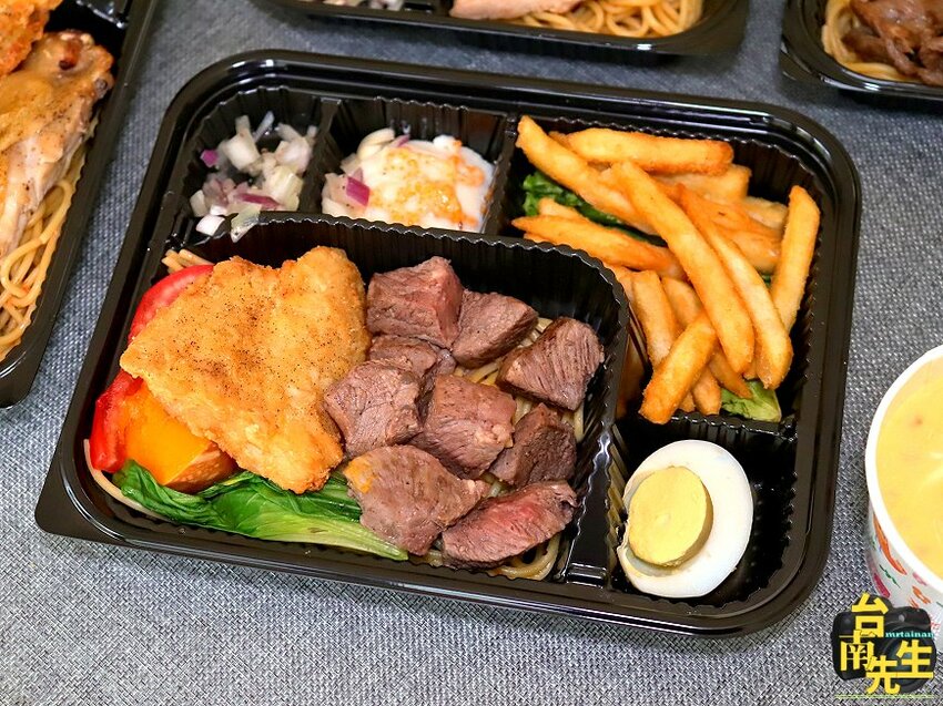 台南牛排餐盒/雙主餐餐盒新上市/套餐組合同價位買三送一/餐盒均附沙拉+濃湯+葡吉羅宋麵包/每日限量新鮮供應/百貨公司一樓門口自取免上樓