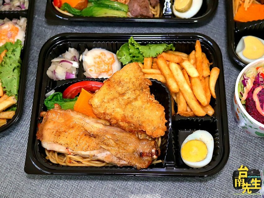 台南牛排餐盒/雙主餐餐盒新上市/套餐組合同價位買三送一/餐盒均附沙拉+濃湯+葡吉羅宋麵包/每日限量新鮮供應/百貨公司一樓門口自取免上樓