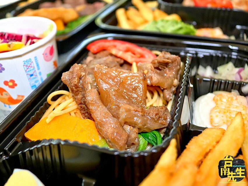 台南牛排餐盒/雙主餐餐盒新上市/套餐組合同價位買三送一/餐盒均附沙拉+濃湯+葡吉羅宋麵包/每日限量新鮮供應/百貨公司一樓門口自取免上樓