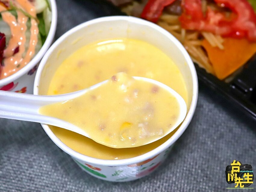 台南牛排餐盒/雙主餐餐盒新上市/套餐組合同價位買三送一/餐盒均附沙拉+濃湯+葡吉羅宋麵包/每日限量新鮮供應/百貨公司一樓門口自取免上樓