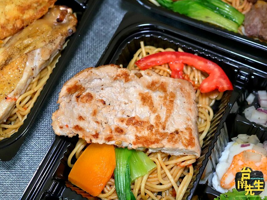 台南牛排餐盒/雙主餐餐盒新上市/套餐組合同價位買三送一/餐盒均附沙拉+濃湯+葡吉羅宋麵包/每日限量新鮮供應/百貨公司一樓門口自取免上樓