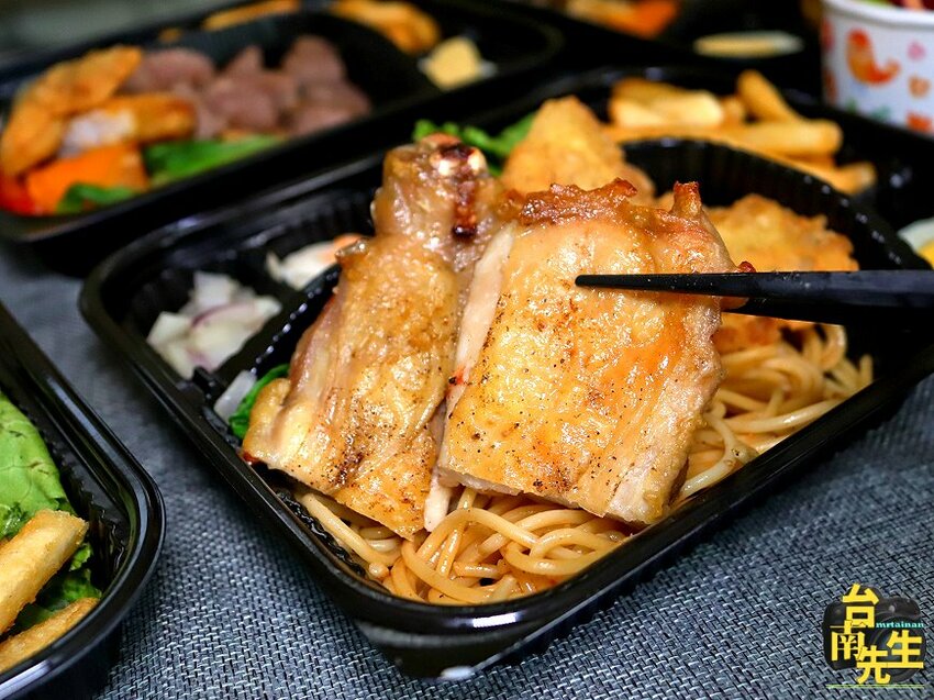 台南牛排餐盒/雙主餐餐盒新上市/套餐組合同價位買三送一/餐盒均附沙拉+濃湯+葡吉羅宋麵包/每日限量新鮮供應/百貨公司一樓門口自取免上樓