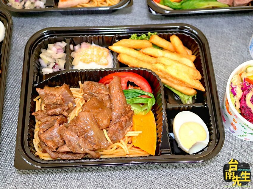 台南牛排餐盒/雙主餐餐盒新上市/套餐組合同價位買三送一/餐盒均附沙拉+濃湯+葡吉羅宋麵包/每日限量新鮮供應/百貨公司一樓門口自取免上樓