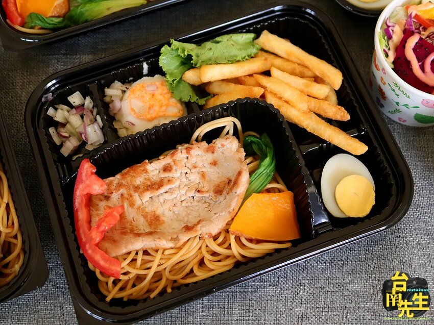 台南牛排餐盒/雙主餐餐盒新上市/套餐組合同價位買三送一/餐盒均附沙拉+濃湯+葡吉羅宋麵包/每日限量新鮮供應/百貨公司一樓門口自取免上樓