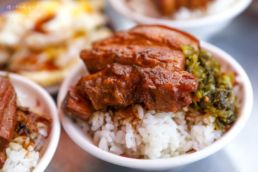 藏在市場好隱密，在地人才知道這攤啊！爌肉飯＋半熟蛋好美味