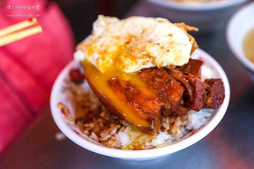 藏在市場好隱密，在地人才知道這攤啊！爌肉飯＋半熟蛋好美味