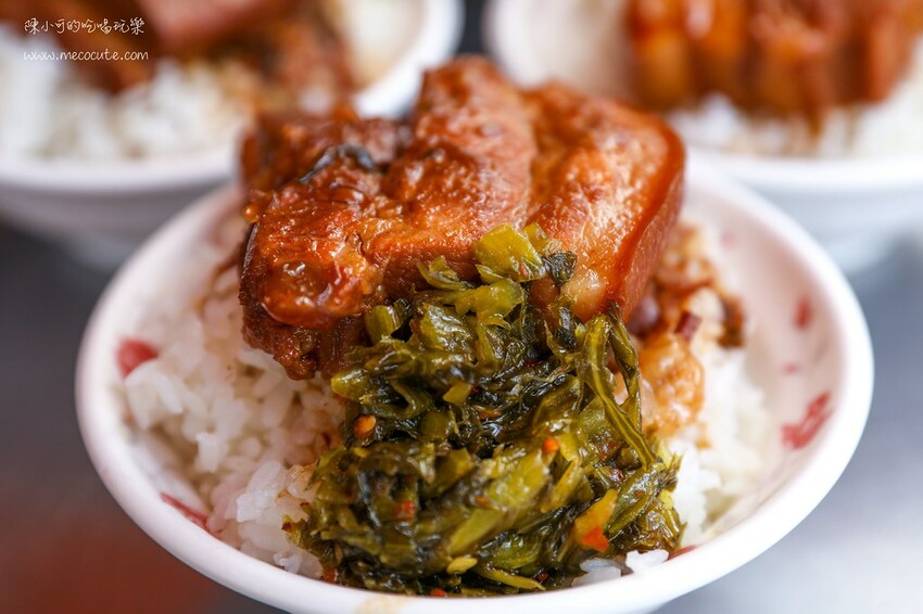 藏在市場好隱密，在地人才知道這攤啊！爌肉飯＋半熟蛋好美味