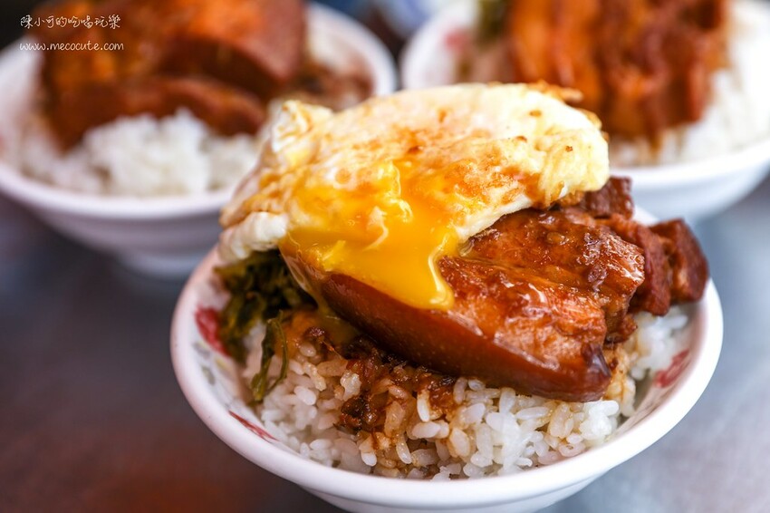 藏在市場好隱密，在地人才知道這攤啊！爌肉飯＋半熟蛋好美味