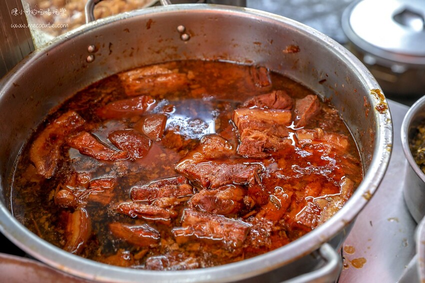 藏在市場好隱密，在地人才知道這攤啊！爌肉飯＋半熟蛋好美味