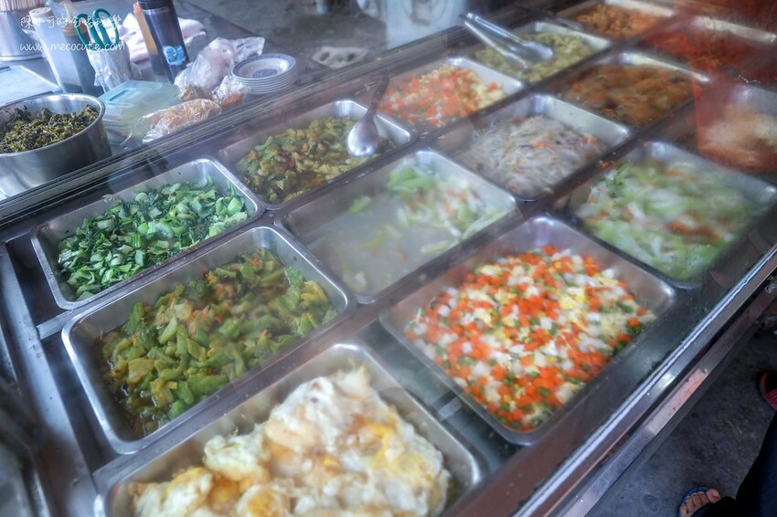 藏在市場好隱密，在地人才知道這攤啊！爌肉飯＋半熟蛋好美味