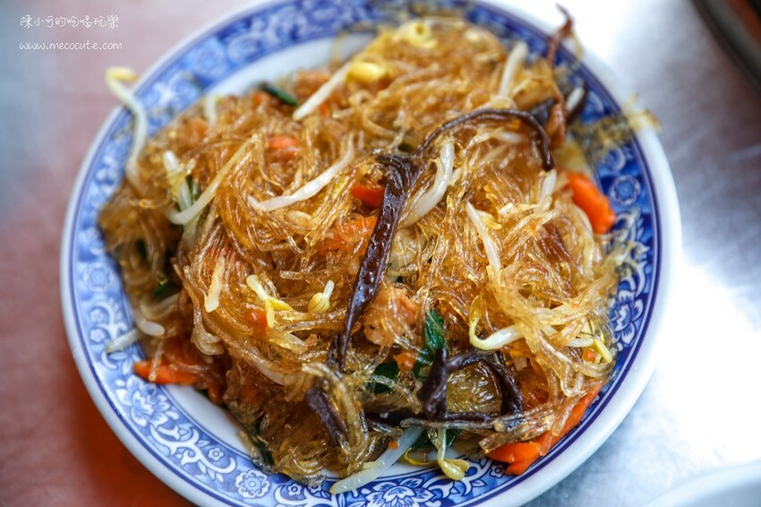 藏在市場好隱密，在地人才知道這攤啊！爌肉飯＋半熟蛋好美味