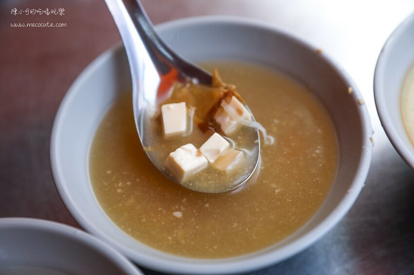 藏在市場好隱密，在地人才知道這攤啊！爌肉飯＋半熟蛋好美味