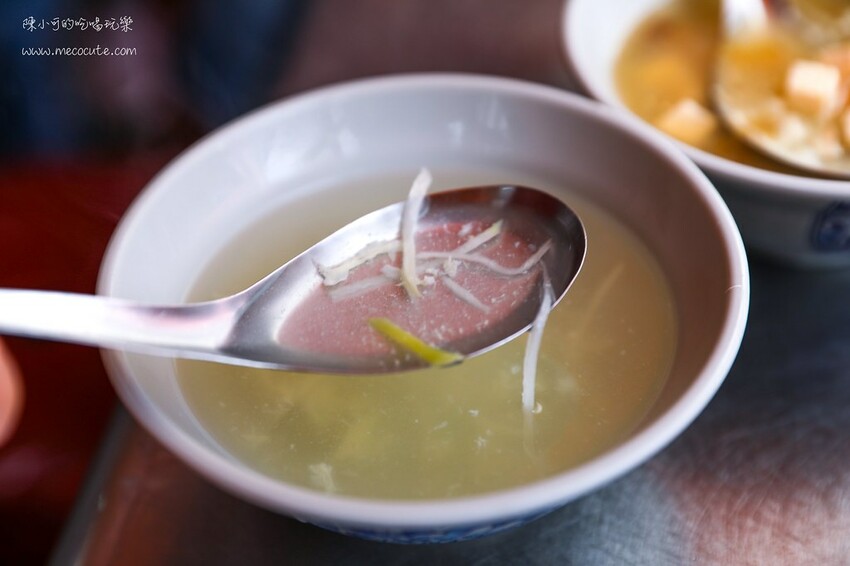 藏在市場好隱密，在地人才知道這攤啊！爌肉飯＋半熟蛋好美味