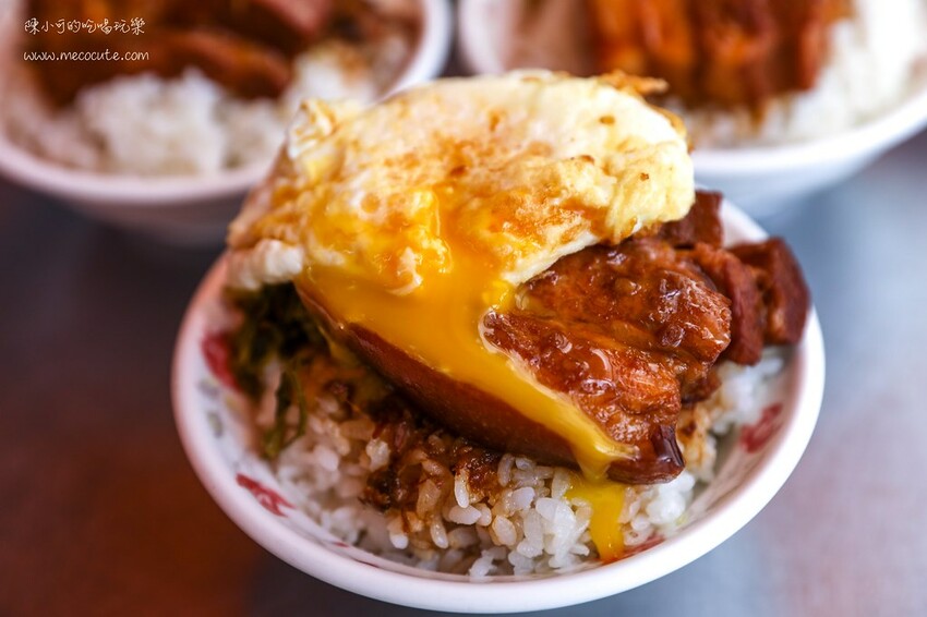 藏在市場好隱密，在地人才知道這攤啊！爌肉飯＋半熟蛋好美味