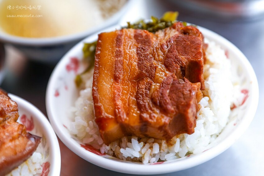 藏在市場好隱密，在地人才知道這攤啊！爌肉飯＋半熟蛋好美味