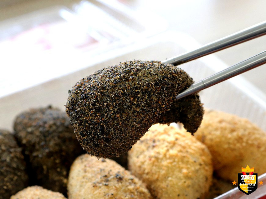 台南麻糬／每日限量晚來吃不到／隱藏版攤位只賣早上／堅持天然無防腐劑／當天備料純手工製作／銅板美食古早味點心