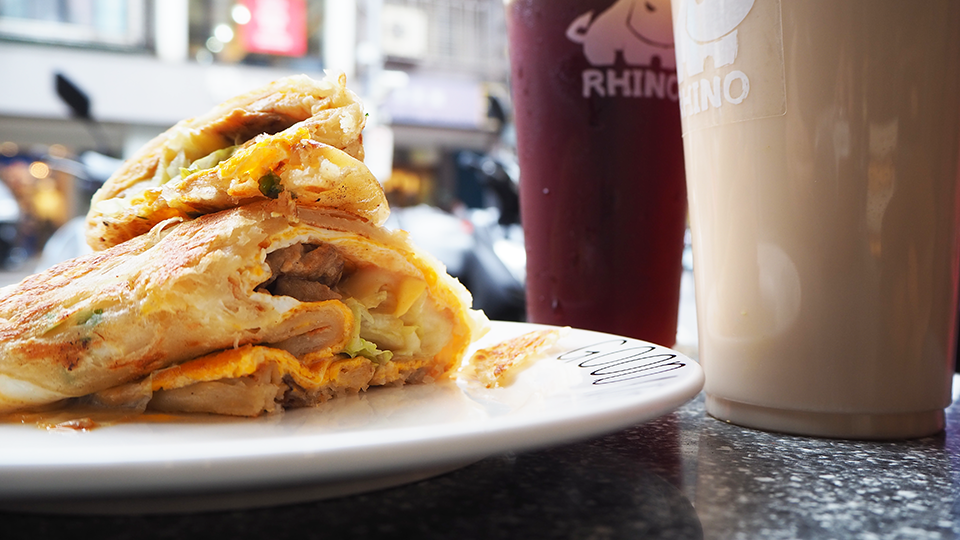 犀牛犀牛肉蛋吐司,松江南京美食,松江南京早午餐,我不是他媽媽,鐵鍋蛋餅,鐵鍋捲餅,鐵板蛋餅,鐵板捲餅,蔥抓餅,銅板美食,滿樂鐵板吐司,口樂福