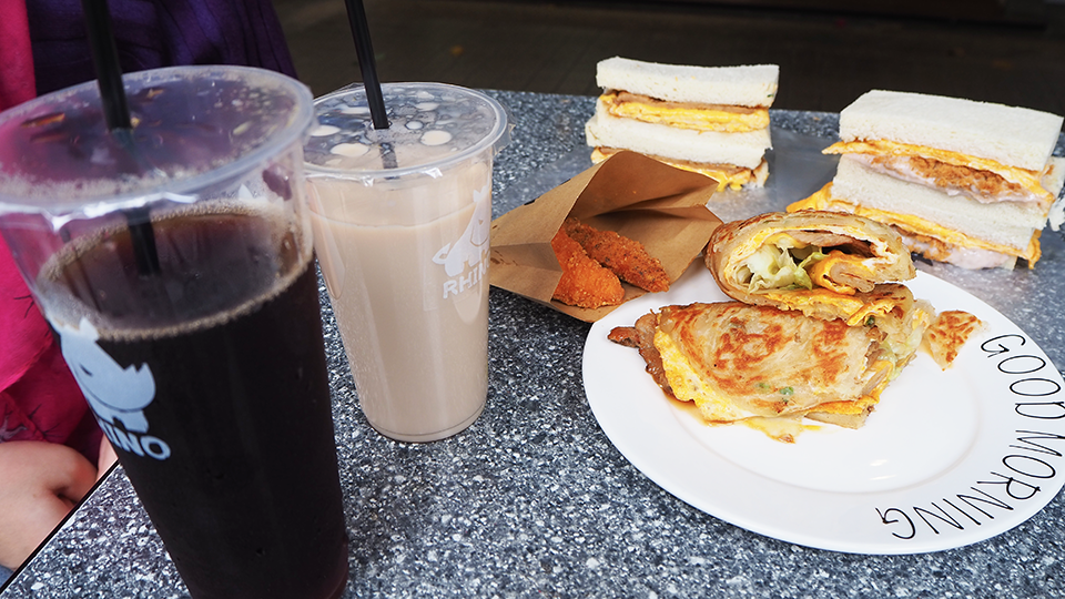 犀牛犀牛肉蛋吐司,松江南京美食,松江南京早午餐,我不是他媽媽,鐵鍋蛋餅,鐵鍋捲餅,鐵板蛋餅,鐵板捲餅,蔥抓餅,銅板美食,滿樂鐵板吐司,口樂福