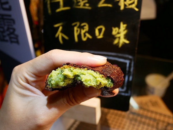 Delle bakery 德麗烘焙坊 逢甲:Delle bakery 德麗烘焙坊 逢甲-誰說夜市只能買小吃 經典法式甜點這邊也吃得到 酥脆外殼搭配濕潤口感 所有口味都給我包起來