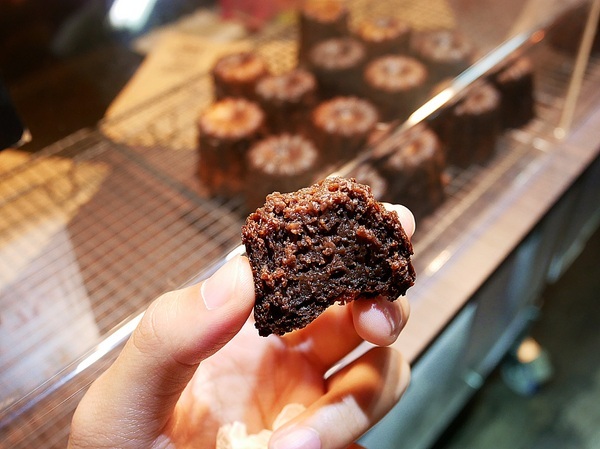 Delle bakery 德麗烘焙坊 逢甲:Delle bakery 德麗烘焙坊 逢甲-誰說夜市只能買小吃 經典法式甜點這邊也吃得到 酥脆外殼搭配濕潤口感 所有口味都給我包起來