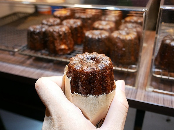 Delle bakery 德麗烘焙坊 逢甲:Delle bakery 德麗烘焙坊 逢甲-誰說夜市只能買小吃 經典法式甜點這邊也吃得到 酥脆外殼搭配濕潤口感 所有口味都給我包起來