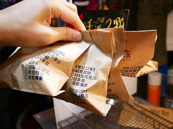 Delle bakery 德麗烘焙坊 逢甲:Delle bakery 德麗烘焙坊 逢甲-誰說夜市只能買小吃 經典法式甜點這邊也吃得到 酥脆外殼搭配濕潤口感 所有口味都給我包起來