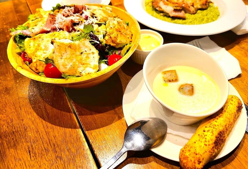 台北市內湖區[台北美式]內湖區西湖站「Marcus老倉庫內湖店」超浮誇超飽足高cp雞肉凱薩沙拉/無限續飲料超滿足/豐盛又美味