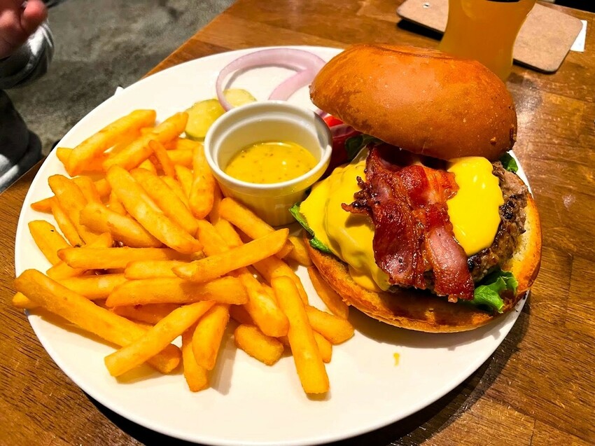 台北市內湖區[台北美式]內湖區西湖站「Marcus老倉庫內湖店」超浮誇超飽足高cp雞肉凱薩沙拉/無限續飲料超滿足/豐盛又美味