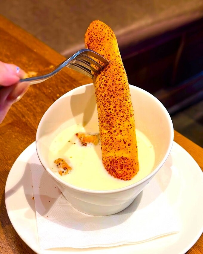 台北市內湖區[台北美式]內湖區西湖站「Marcus老倉庫內湖店」超浮誇超飽足高cp雞肉凱薩沙拉/無限續飲料超滿足/豐盛又美味