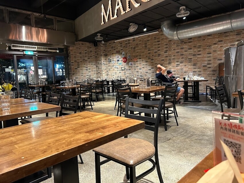 台北市內湖區[台北美式]內湖區西湖站「Marcus老倉庫內湖店」超浮誇超飽足高cp雞肉凱薩沙拉/無限續飲料超滿足/豐盛又美味