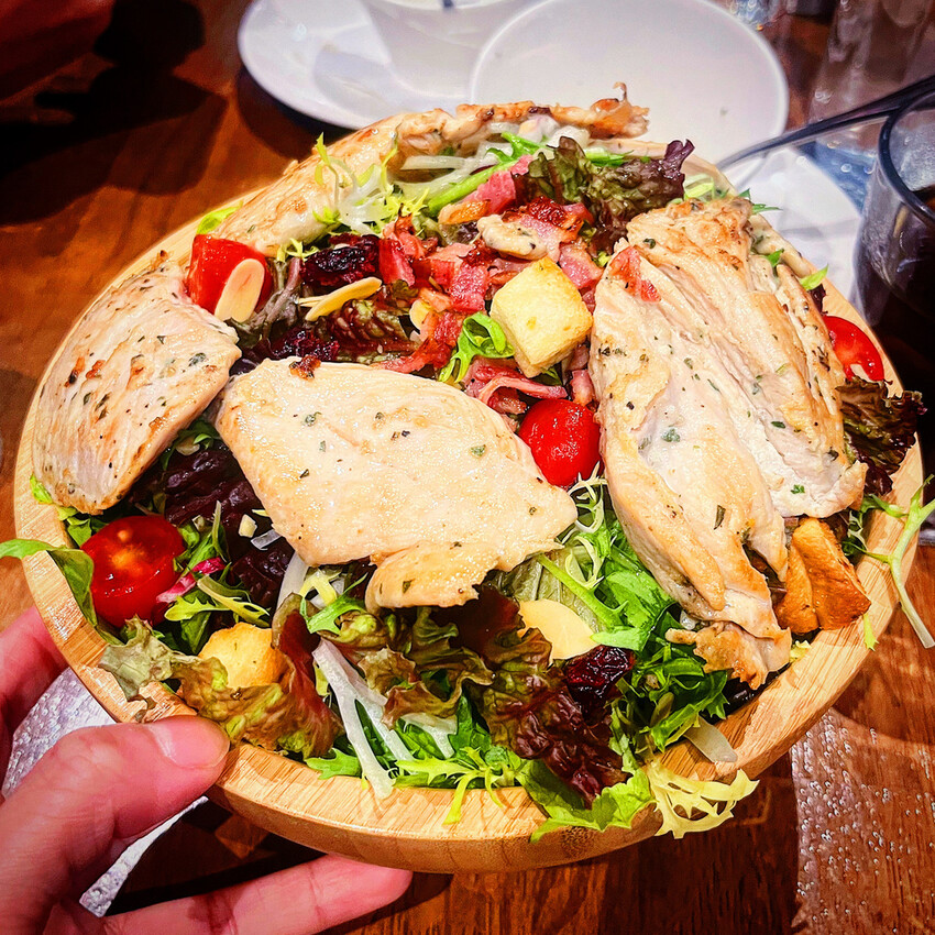 台北市內湖區[台北美式]內湖區西湖站「Marcus老倉庫內湖店」超浮誇超飽足高cp雞肉凱薩沙拉/無限續飲料超滿足/豐盛又美味