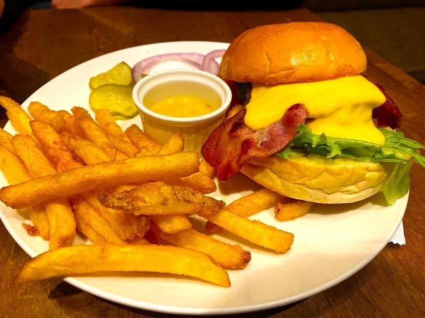 台北市內湖區[台北美式]內湖區西湖站「Marcus老倉庫內湖店」超浮誇超飽足高cp雞肉凱薩沙拉/無限續飲料超滿足/豐盛又美味