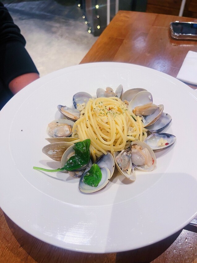 台北市內湖區[台北美式]內湖區西湖站「Marcus老倉庫內湖店」超浮誇超飽足高cp雞肉凱薩沙拉/無限續飲料超滿足/豐盛又美味