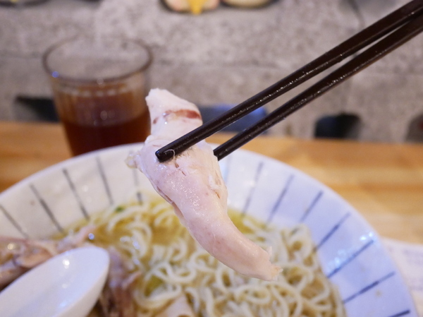 新撰組金典所:新撰組金典所-台中科博館特色拉麵 不止現場炙燒牛肉片 還有超大size雞腿 人和相機都要吃飽飽