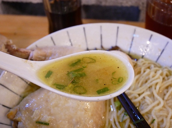 新撰組金典所:新撰組金典所-台中科博館特色拉麵 不止現場炙燒牛肉片 還有超大size雞腿 人和相機都要吃飽飽