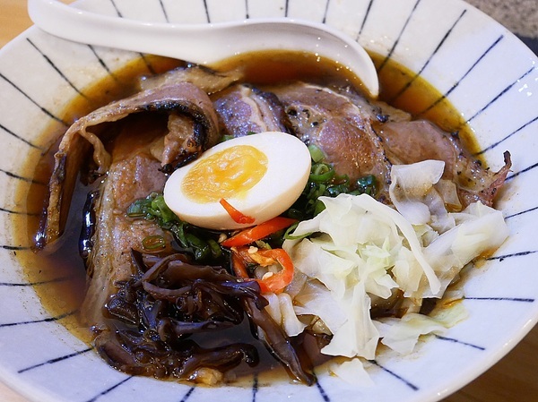 新撰組金典所:新撰組金典所-台中科博館特色拉麵 不止現場炙燒牛肉片 還有超大size雞腿 人和相機都要吃飽飽