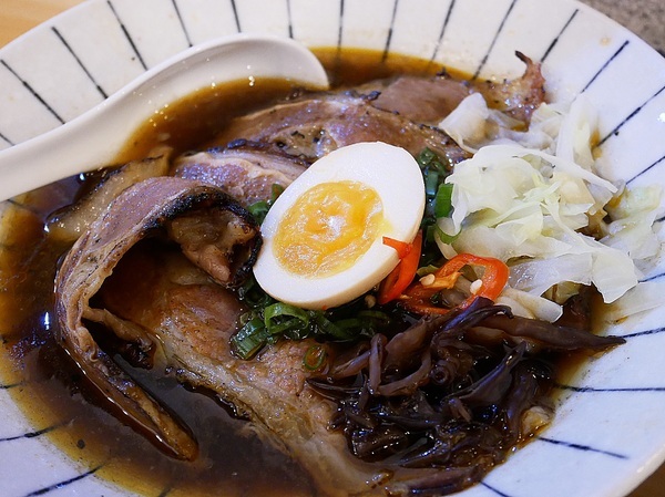 新撰組金典所:新撰組金典所-台中科博館特色拉麵 不止現場炙燒牛肉片 還有超大size雞腿 人和相機都要吃飽飽