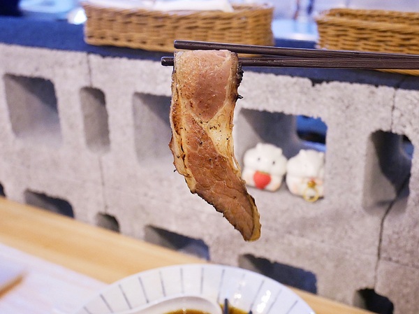 新撰組金典所:新撰組金典所-台中科博館特色拉麵 不止現場炙燒牛肉片 還有超大size雞腿 人和相機都要吃飽飽