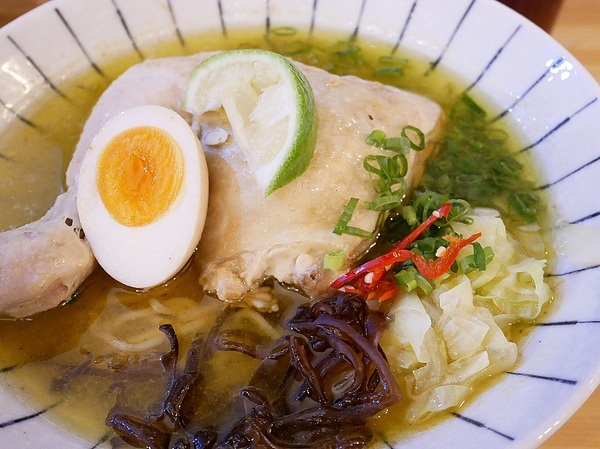 新撰組金典所:新撰組金典所-台中科博館特色拉麵 不止現場炙燒牛肉片 還有超大size雞腿 人和相機都要吃飽飽