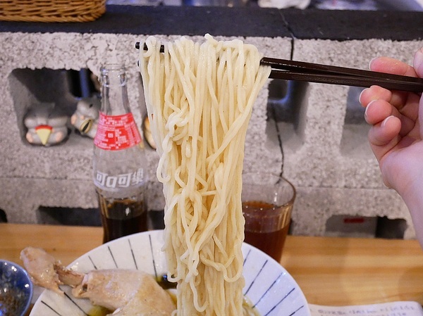 新撰組金典所:新撰組金典所-台中科博館特色拉麵 不止現場炙燒牛肉片 還有超大size雞腿 人和相機都要吃飽飽