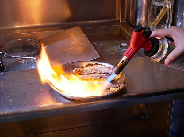 新撰組金典所:新撰組金典所-台中科博館特色拉麵 不止現場炙燒牛肉片 還有超大size雞腿 人和相機都要吃飽飽