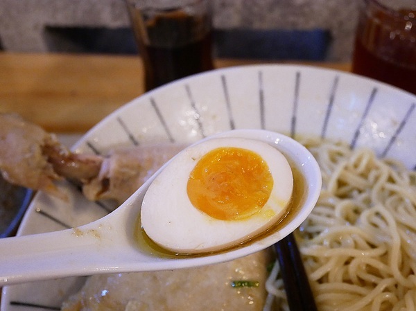 新撰組金典所:新撰組金典所-台中科博館特色拉麵 不止現場炙燒牛肉片 還有超大size雞腿 人和相機都要吃飽飽