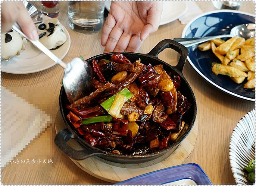 台中北區║中友百貨川菜推薦。一起開飯吧！嗜辣者的美食天堂！道地的創意川菜，香辣上桌〜 - 小凉的美食小天地