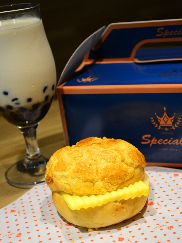 員林美食_港心 冰火菠蘿油專賣店│員林火車站內甜點推薦!下午茶來上一顆酥脆菠蘿油及一杯飲料!超滿足~ - 愛伊特candy的分享樂園