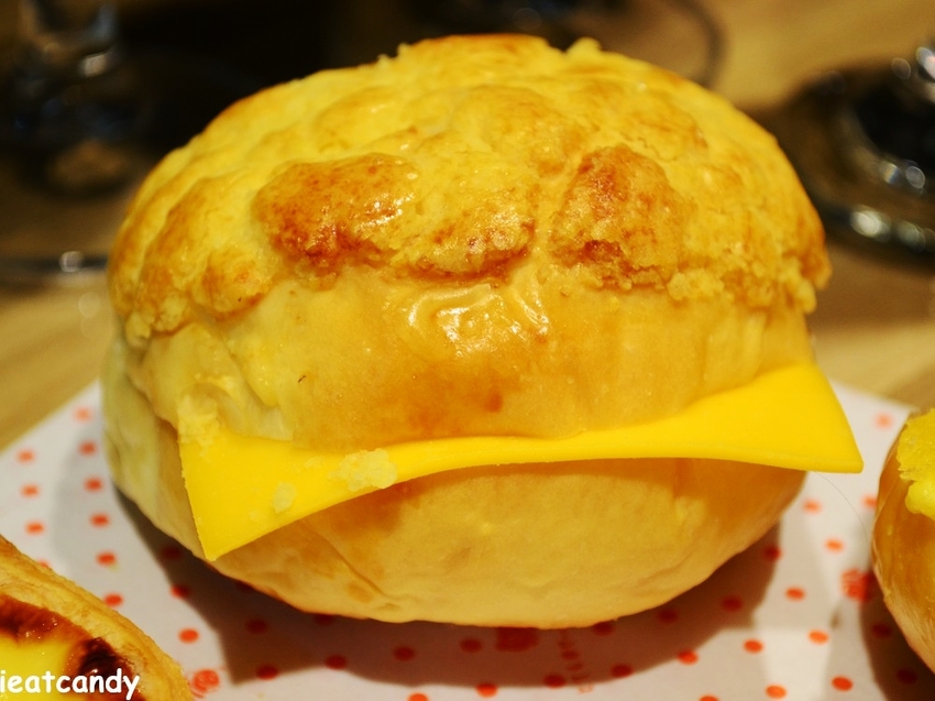 員林美食_港心 冰火菠蘿油專賣店│員林火車站內甜點推薦!下午茶來上一顆酥脆菠蘿油及一杯飲料!超滿足~ - 愛伊特candy的分享樂園