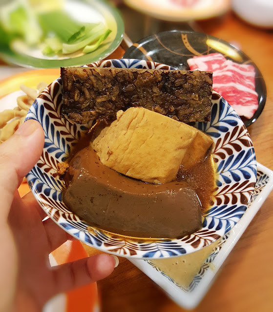 Food｜台南中西區｜小 XM 迴轉麻辣鍋～麻辣火鍋新體驗，創意料理自由配，新鮮食材轉轉轉，特色湯頭好驚豔！