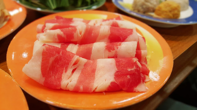 Food｜台南中西區｜小 XM 迴轉麻辣鍋～麻辣火鍋新體驗，創意料理自由配，新鮮食材轉轉轉，特色湯頭好驚豔！